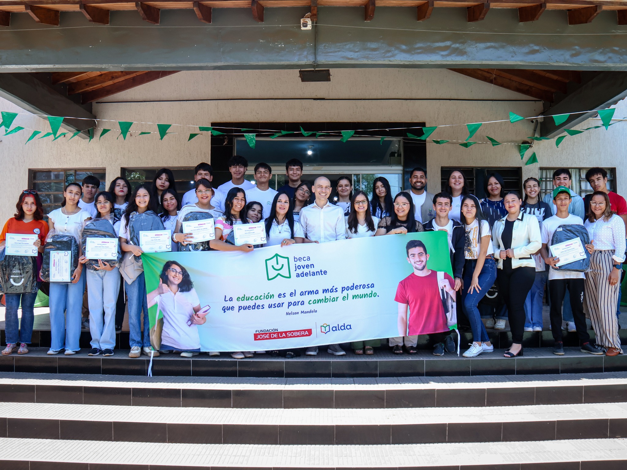 Entrega de becas Joven Adelante 2025